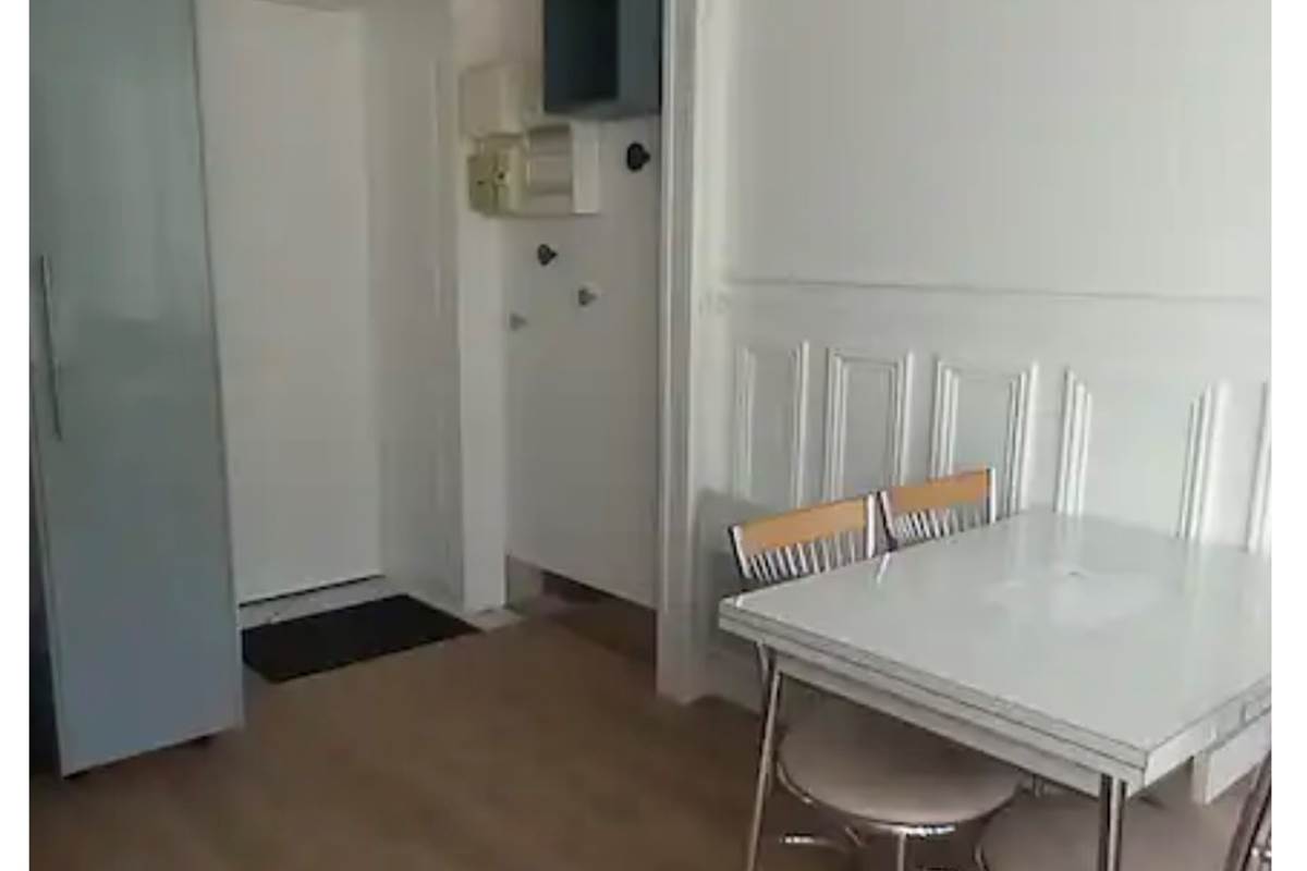 Espace repas SK-PADE – Table conviviale pour repas en famille ou entre amis, ambiance chaleureuse et vue montagne.