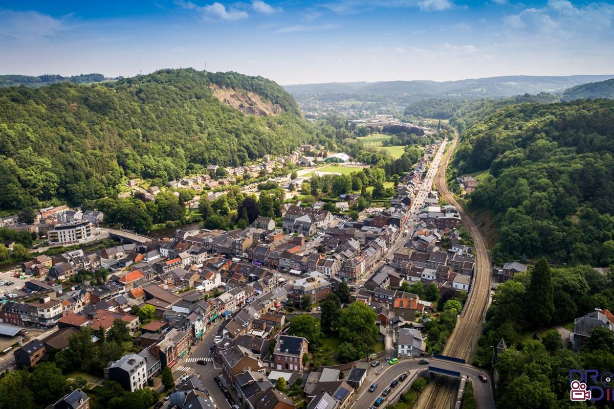 En quittant l'autoroute à AYWAILLE vous découvrez une commune superbe enfuie dans la verdure notamment la Haie des Gattes, classée