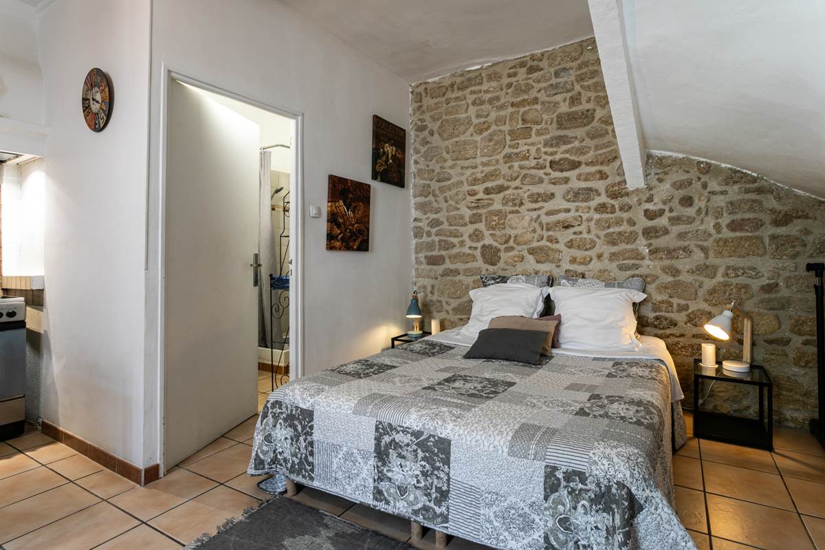 Lit queen size au premier étage
