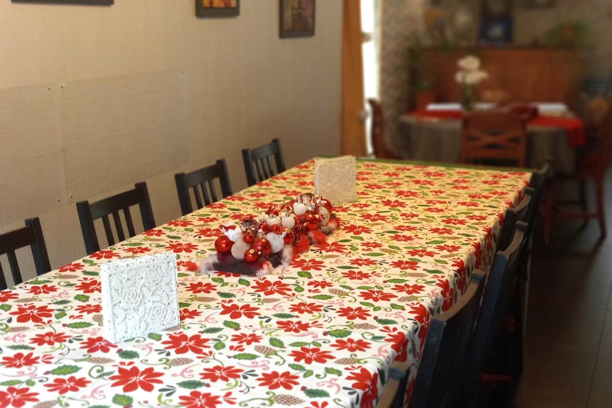 La grande table sera garnie d'une nappe décorative pour l'occasion