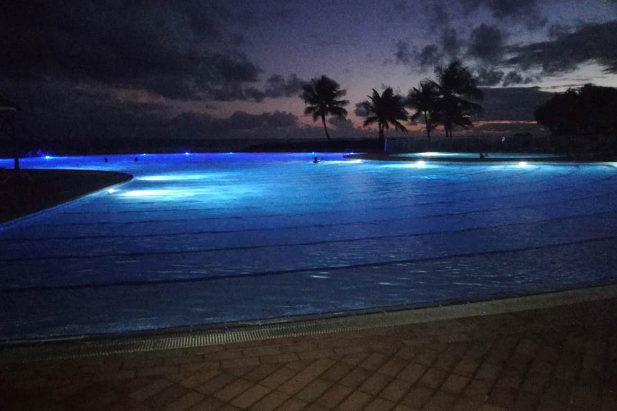 Piscine commune de nuit