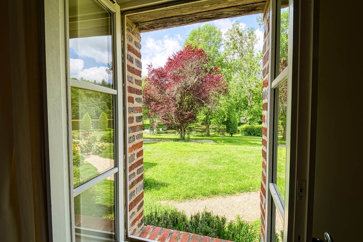 vue-sur-jardin-chambre-suite-familiale-la-verrerie-d-ivoy