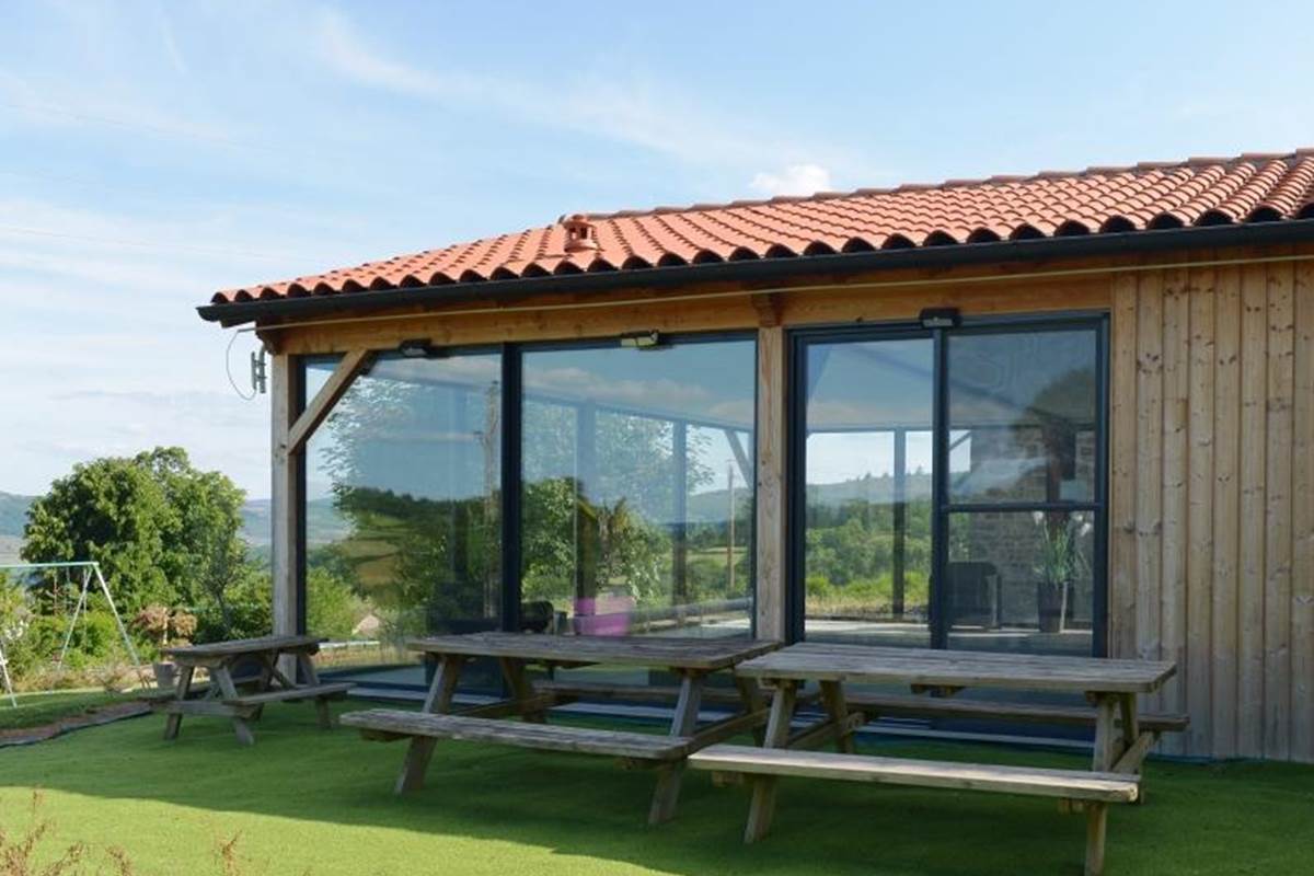 Table dans le jardin à côté de la piscine intérieure