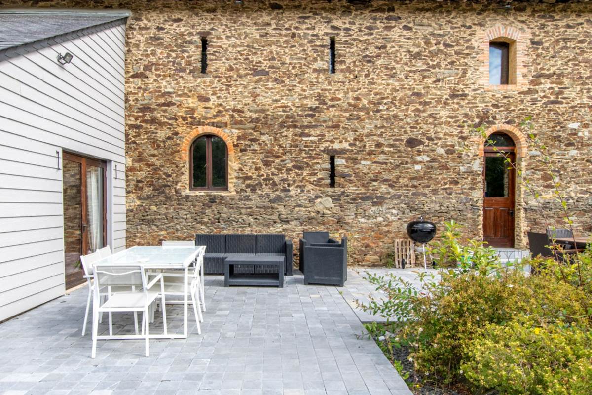 D'Arcy : salon et table extérieur