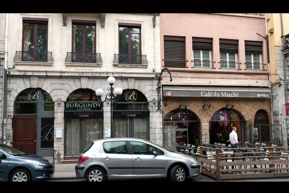 les alentours immédiats de l'immeuble