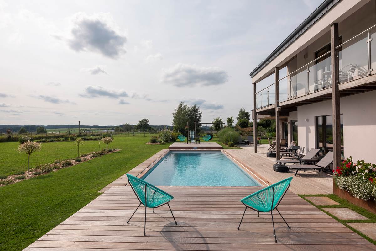 La piscine et le jardin à  la Chabetaine