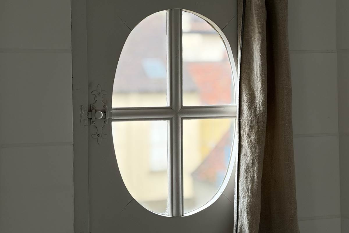 maison-jazey-fenetre-ovale-rideau-lin