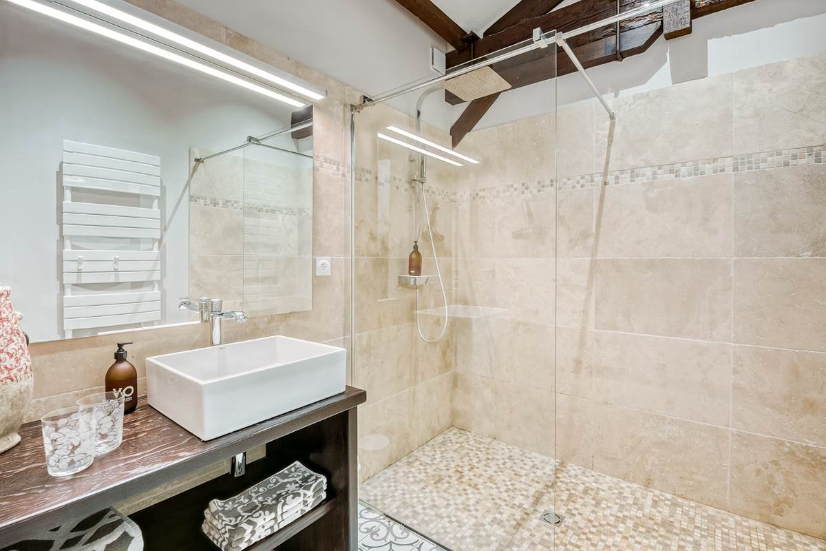 Chambre lit double, rez de chaussée, chambre prestige, salle de bain privative, vue jardin et rivière, vignoble, chambres d'hôtes