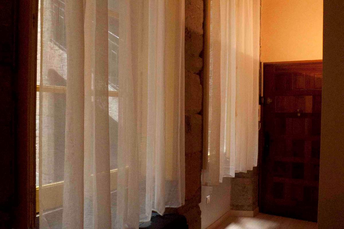 l'entrée du studio, avec son porte valise sur la gauche.