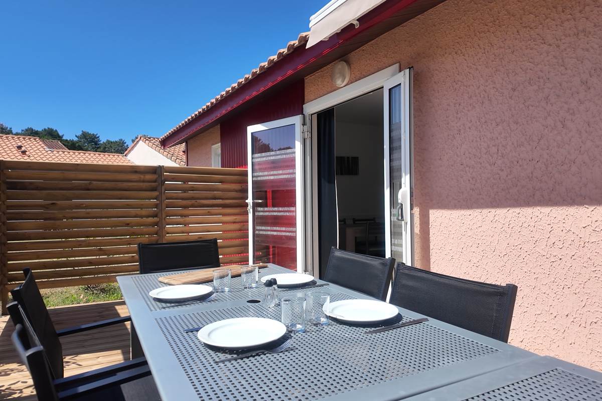 Terrasse privative et salon de jardin