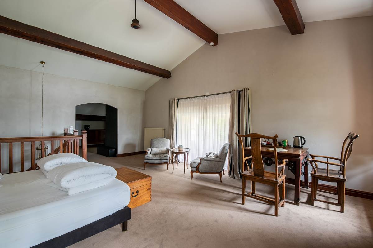 Chambre lit double, rez de chaussée, chambre luxe, chambre familiale, salle de bain privative, vue jardin et rivière, vignoble, chambres d'hôtes