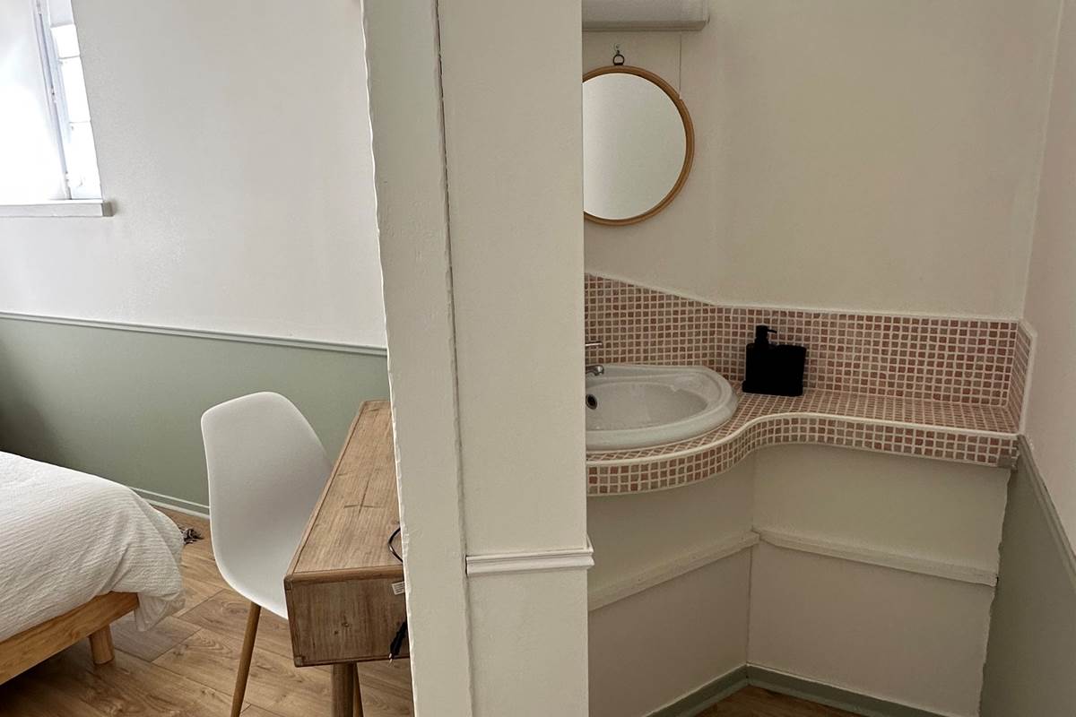 Chambre parentale coin lavabo_La Cavalerie