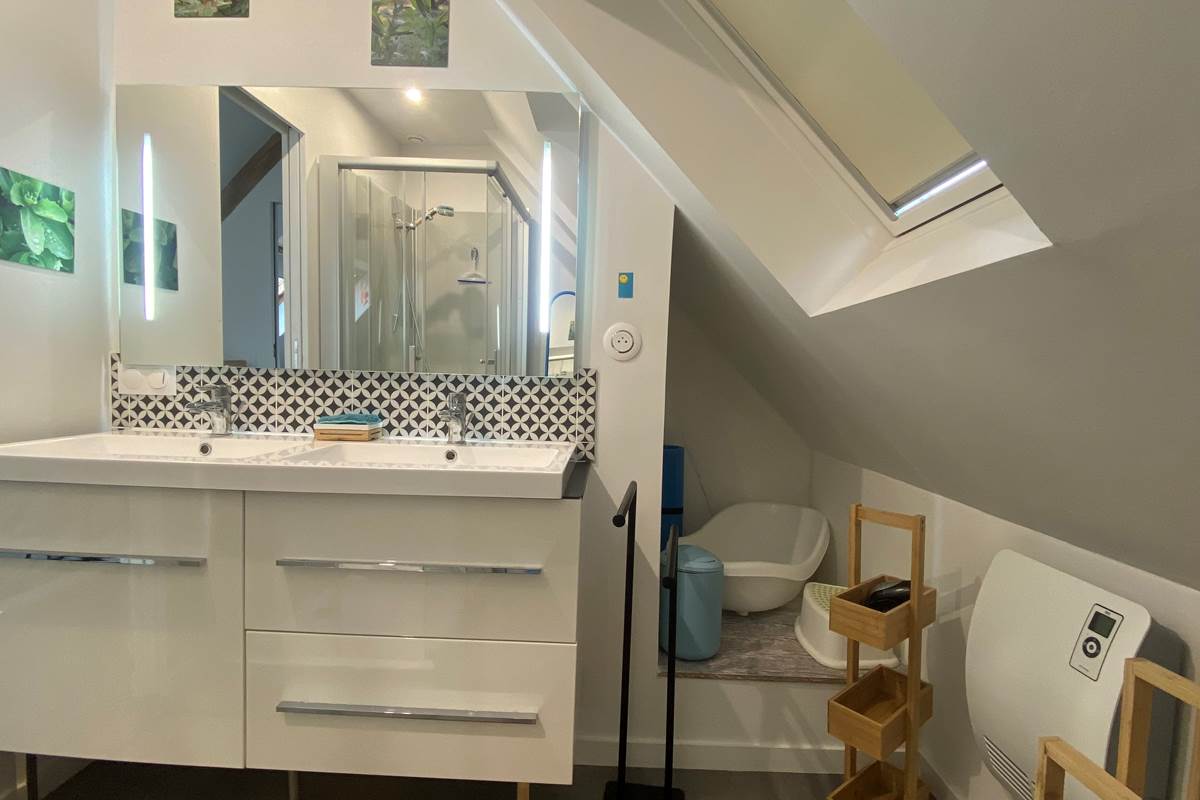 salle-de-bain-moderne-location-caurel