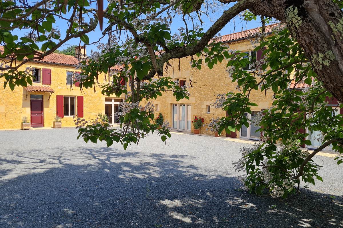 DOMAINE DU CHAMP DE L'HOSTE - maison d'hôtes à Larzac 24170 - Gîte de charme - Location maison de vacances avec piscine et spa -