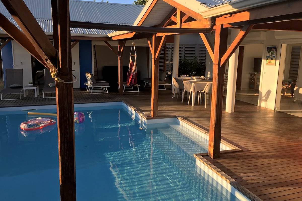 Piscine au coucher de soleil