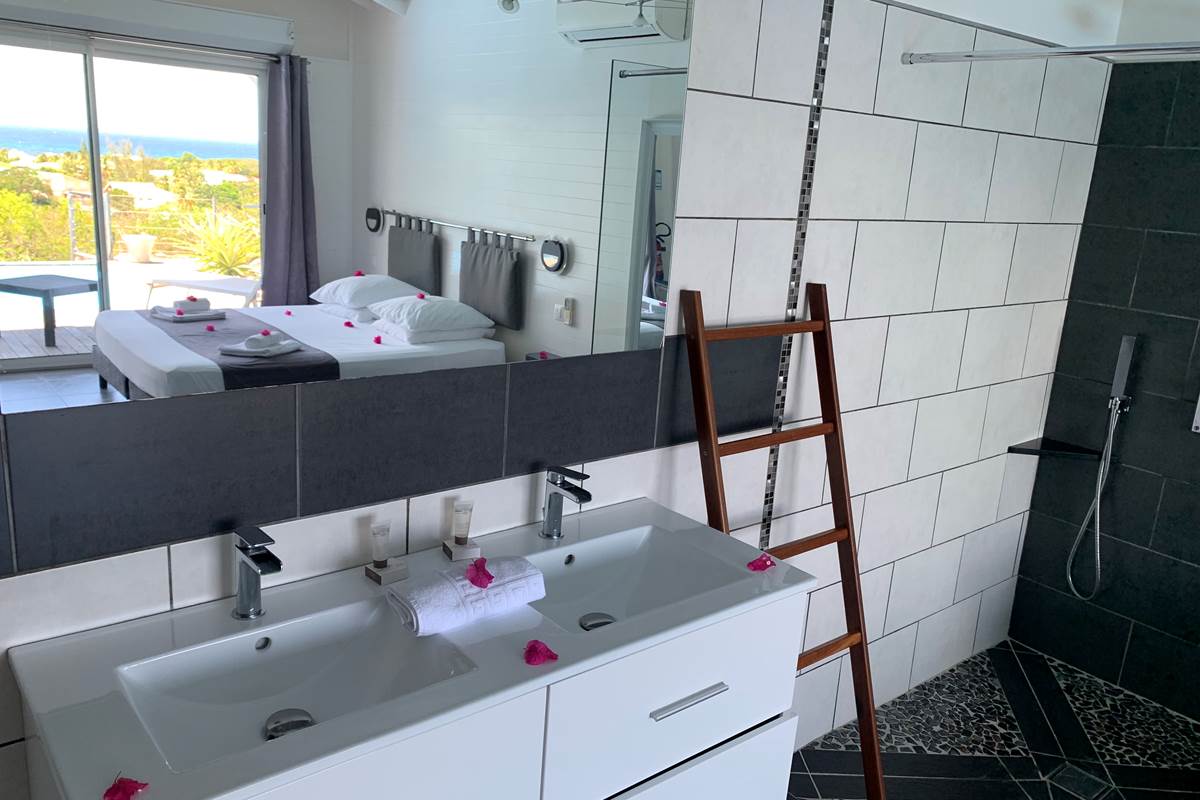 Chambre vue mer avec sa salle de douche privative