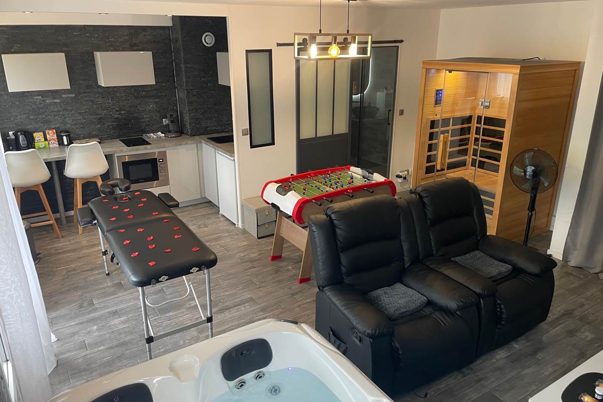 Sauna, jacuzzi, table de jeux, table de massage, fauteuils massants, ..