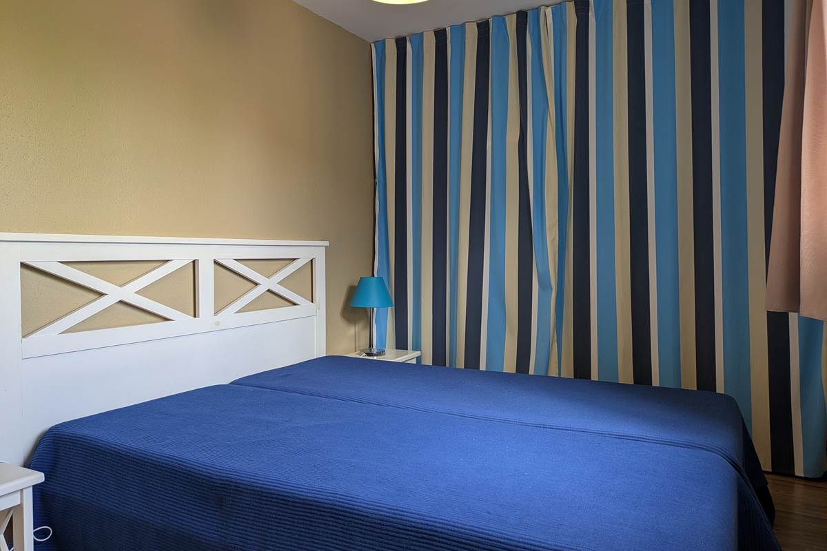 douche avec tapis de bain et raclette pour la paroi