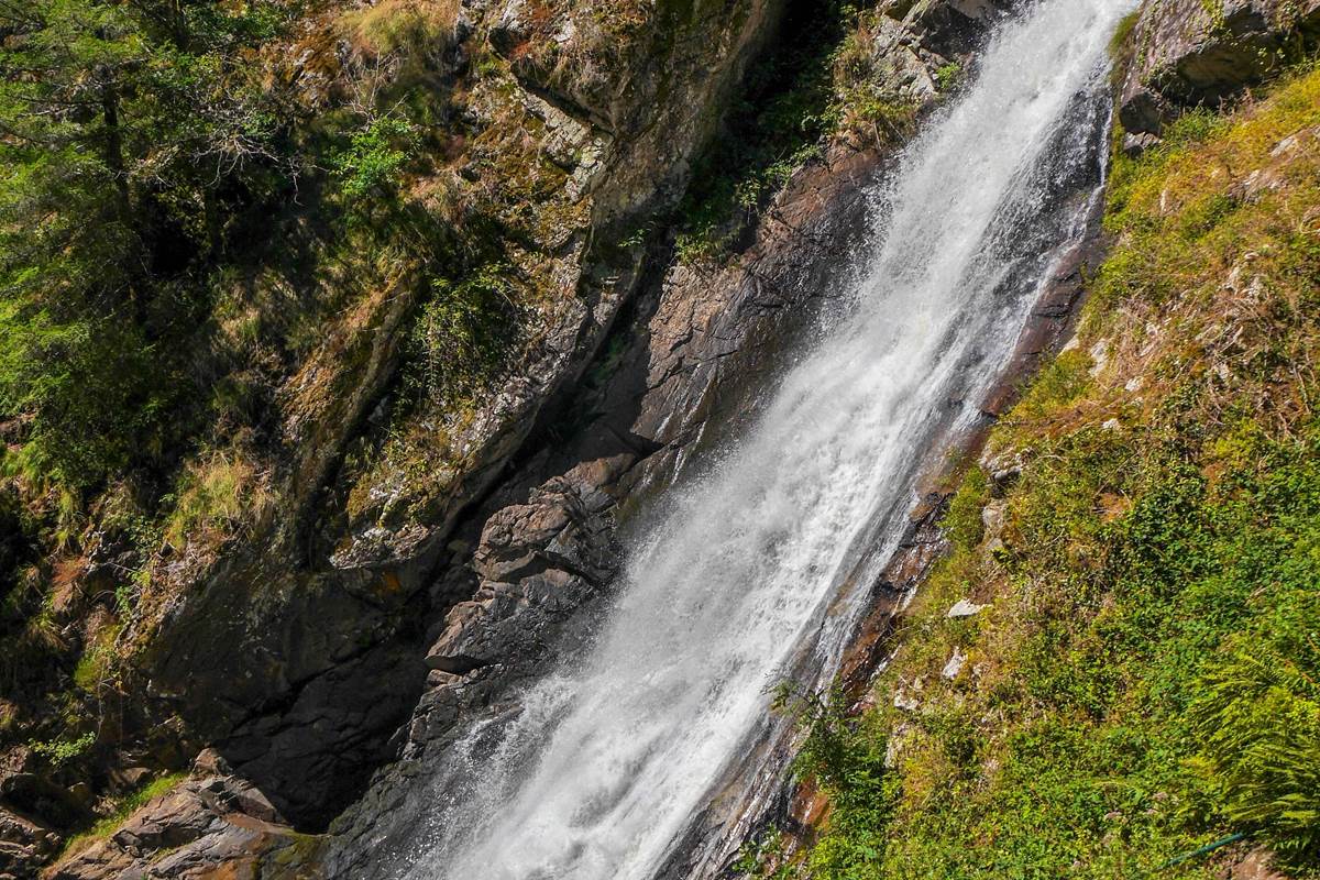 Cascade "La Queue de Cheval", 60 mètres de haut, dans le Parc situé au pied de nos Gîtes "Le Chant des Sources", à Gimel-les-Cascades.