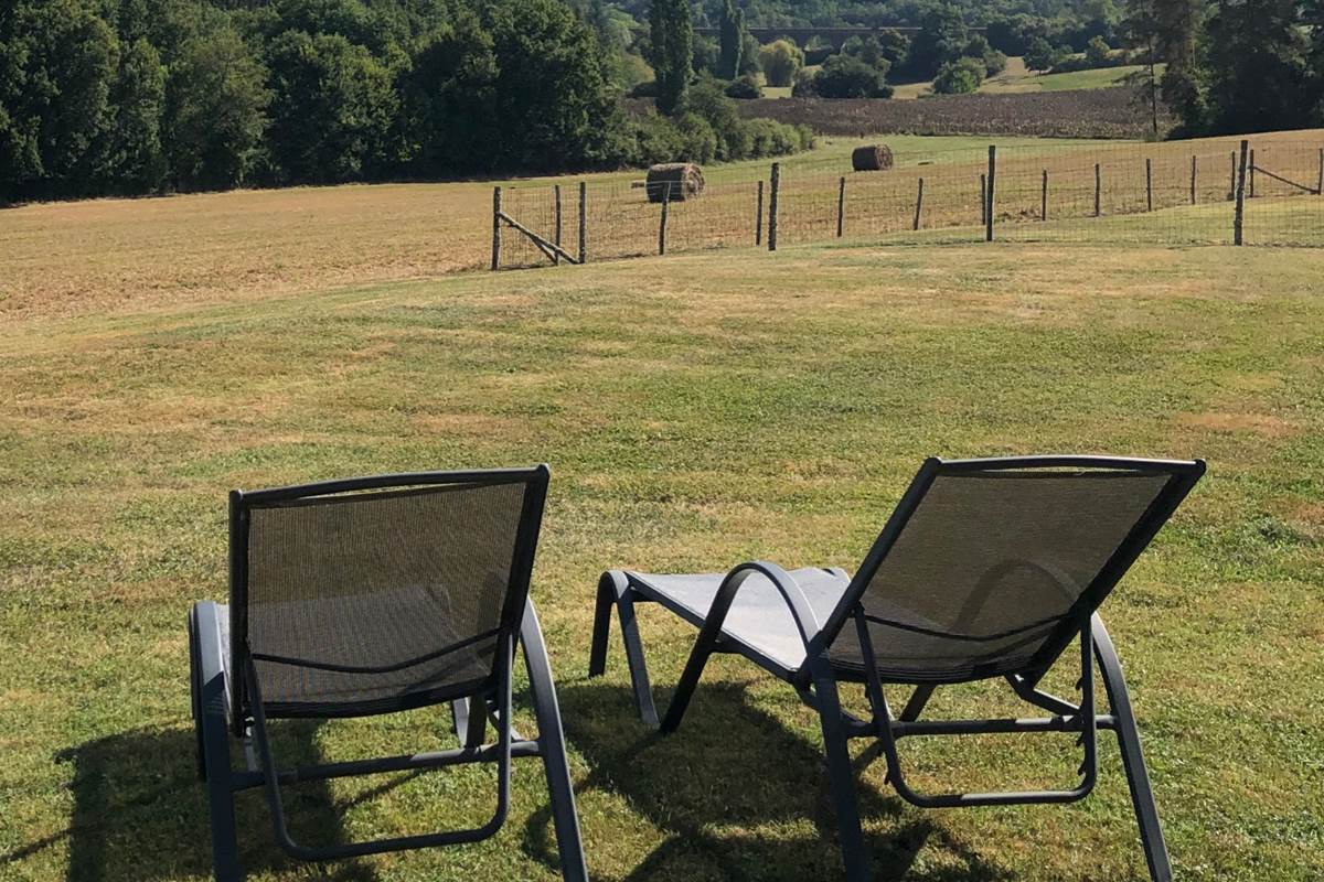 DOMAINE DU CHAMP DE L'HOSTE - chambres d'hôtes à Larzac 24170 - Dordogne - location suite côté pré - location maison de vacances - suite de charme - terrasse et vue -