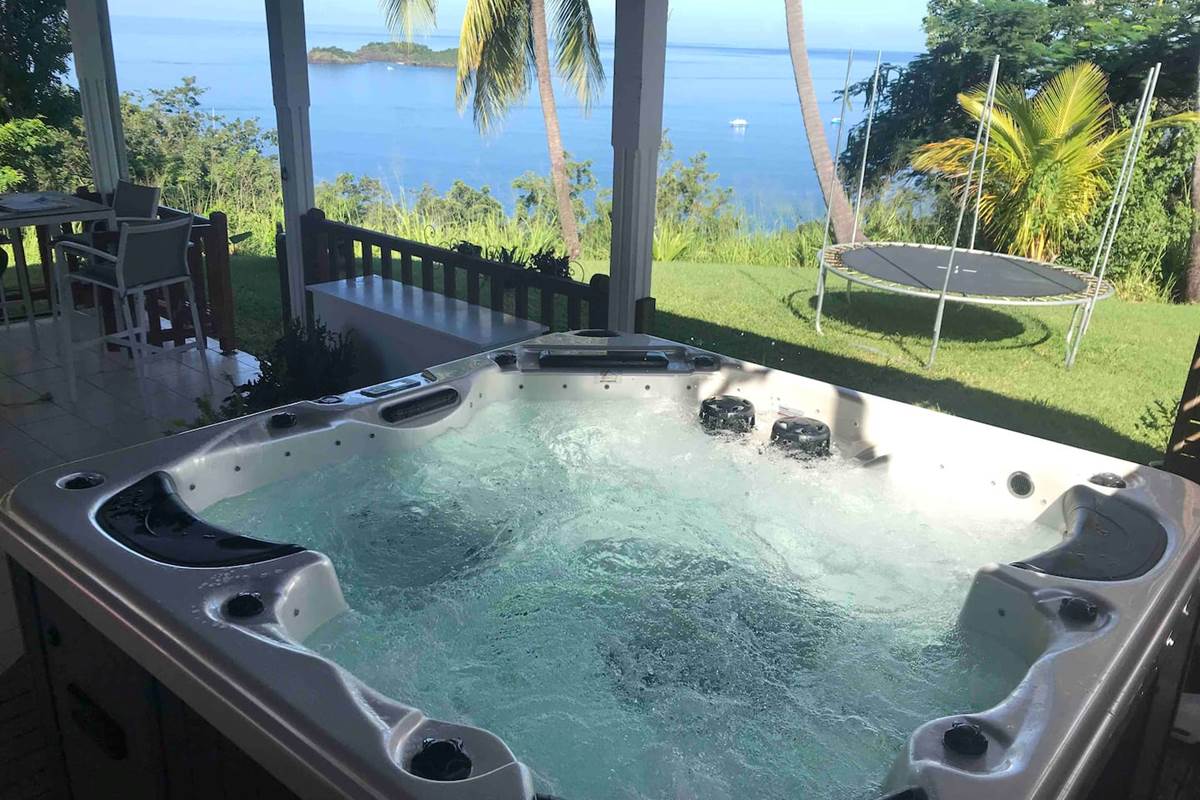 Jacuzzi sur terrasse des propriétaires accessible sur demande