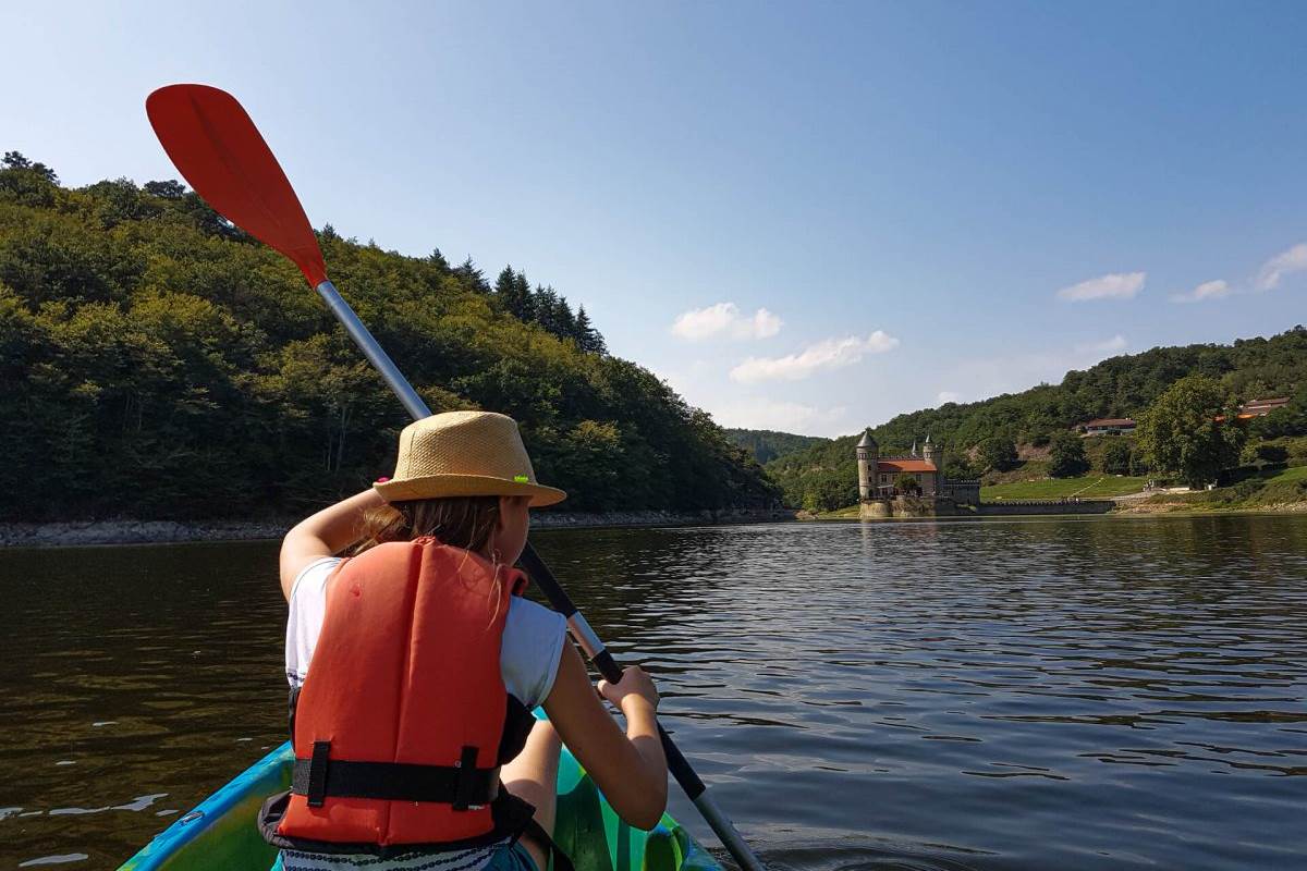 Canoë sur la Loire en direction du Château de la Roche © Roannais Tourisme