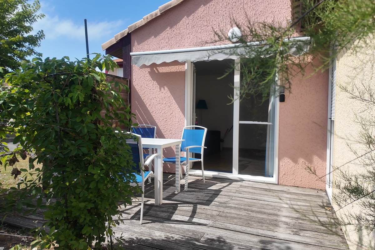 terrasse privative et salon de jardin