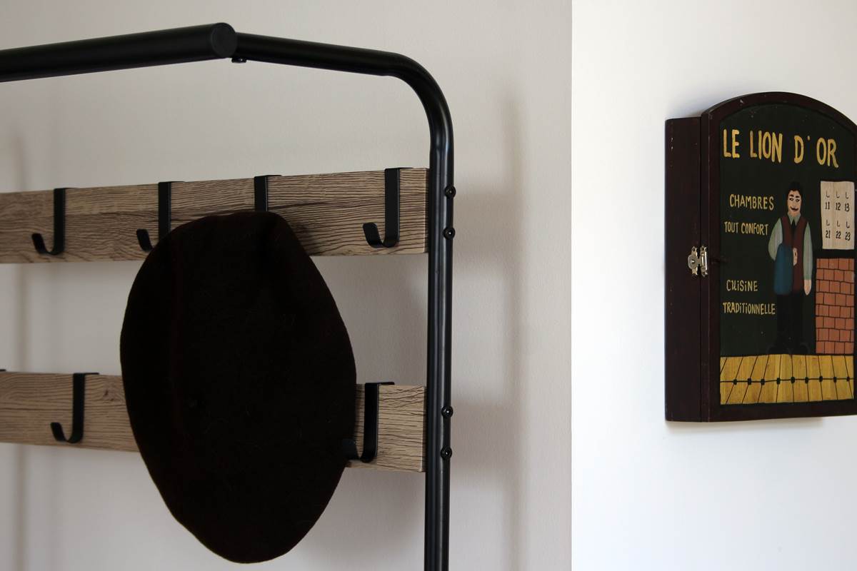 Détail porte-manteaux et boite à clés.