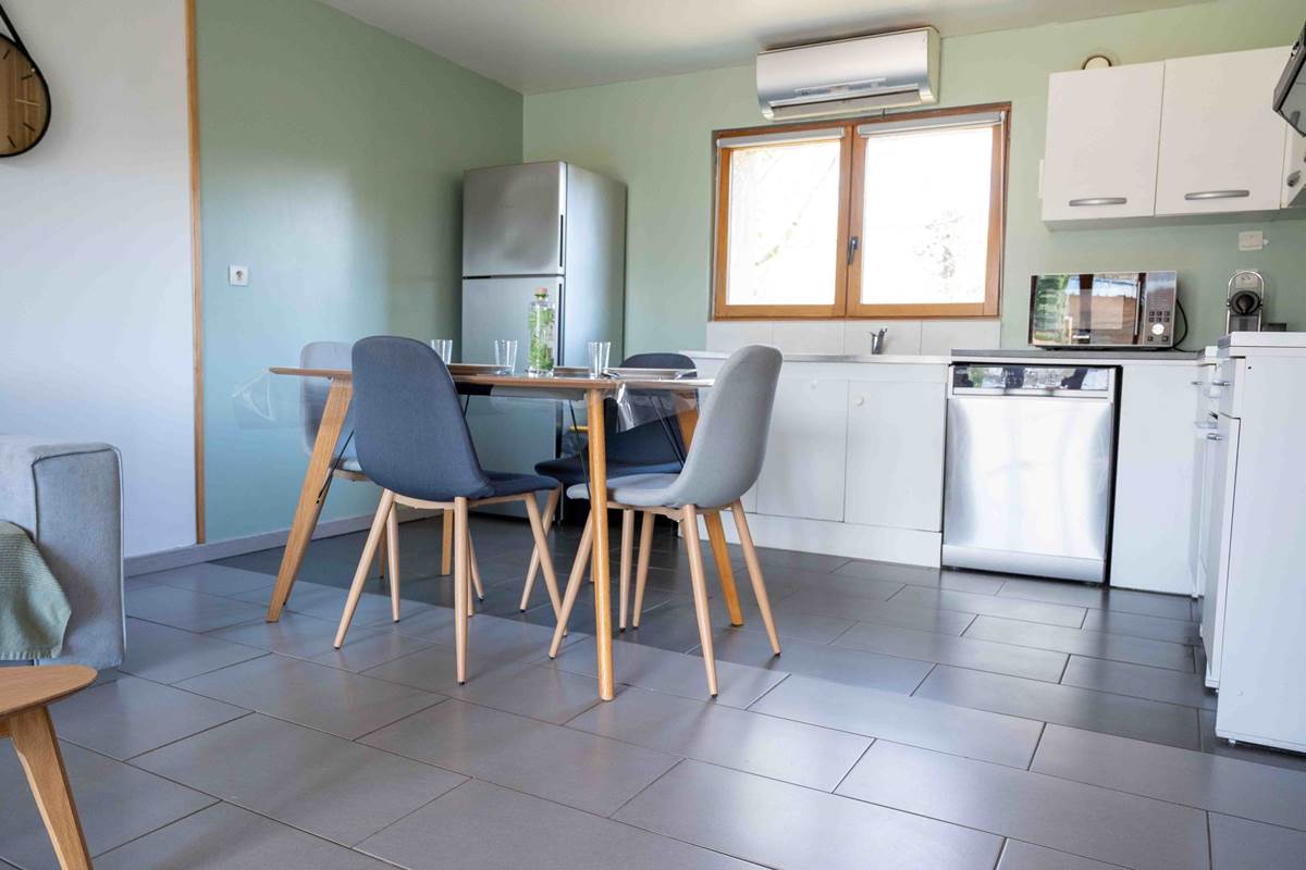 Coin repas avec frigo et petit congélateur