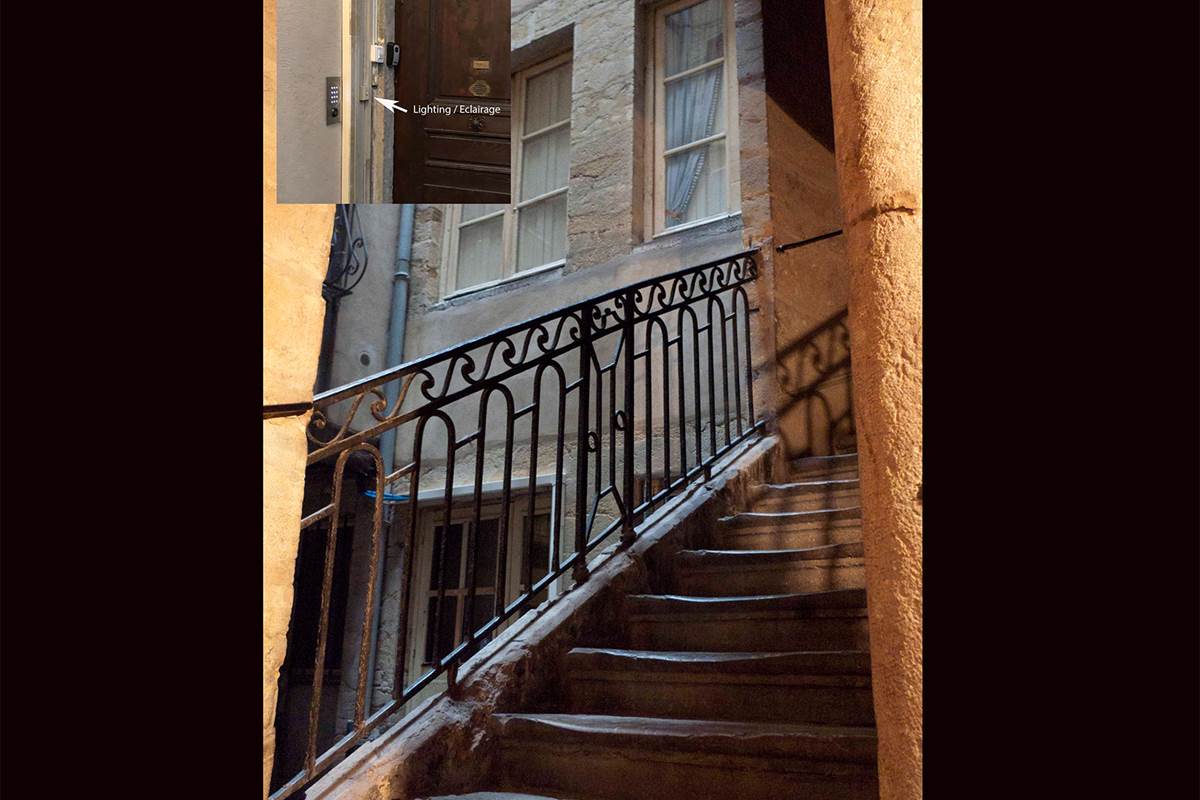 l'escalier intérieur, typique de ce type d'immeuble.