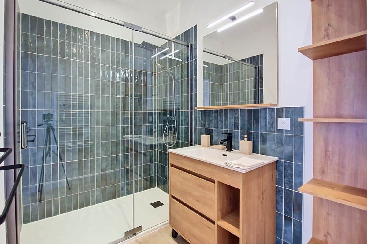 Salle d’eau moderne avec grande douche dans le gîte Le Pressoir