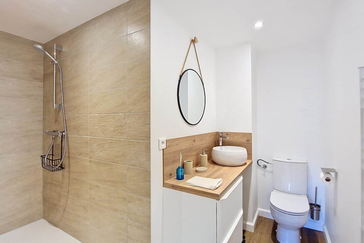 Salle de bain privative de la Chambre Bleue avec grande douche