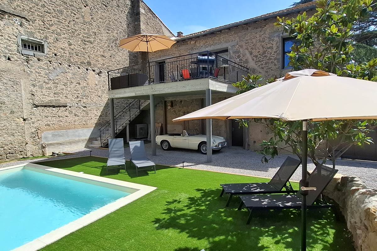 Piscine privée du gîte Le Pressoir à Montblanc, proche de Cap d’Agde, avec terrasse ensoleillée.