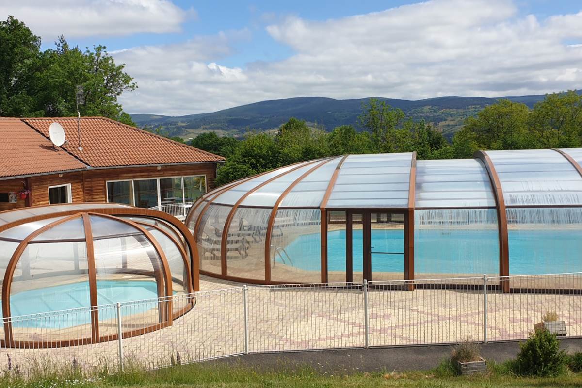 Les abris de piscine ont retrouvé tout leur éclat (photo mai 2022)