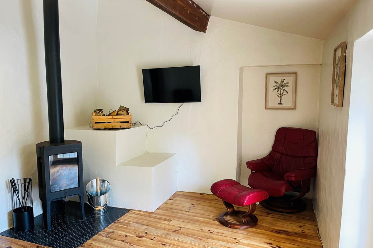 Mas Canigou poêle à bois coin TV