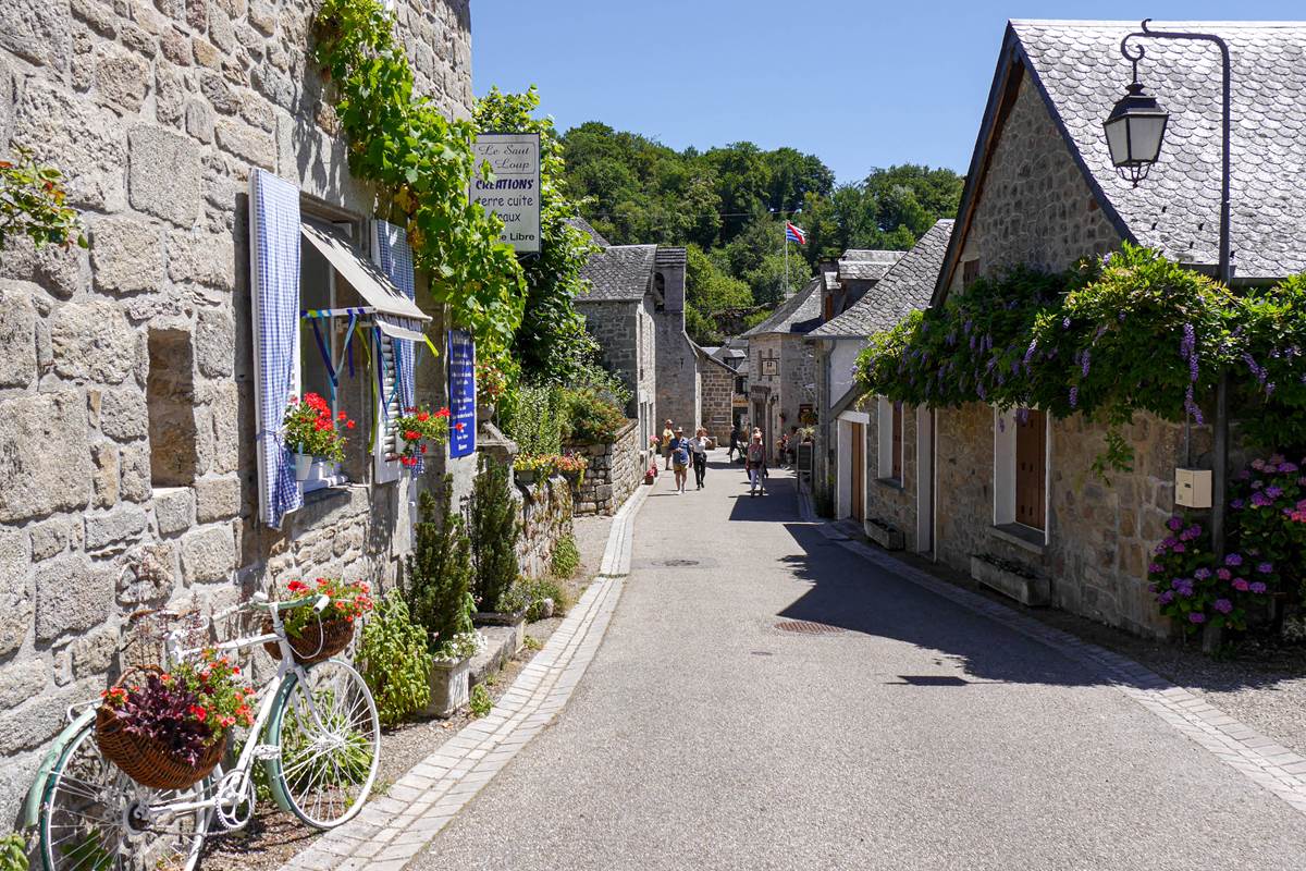 "Le Chant des Sources", Gîtes au calme, en plein coeur d'un petit village pittoresque de Gimel-les-Cascades, connu pour ses vestiges et ses artisans d'art.