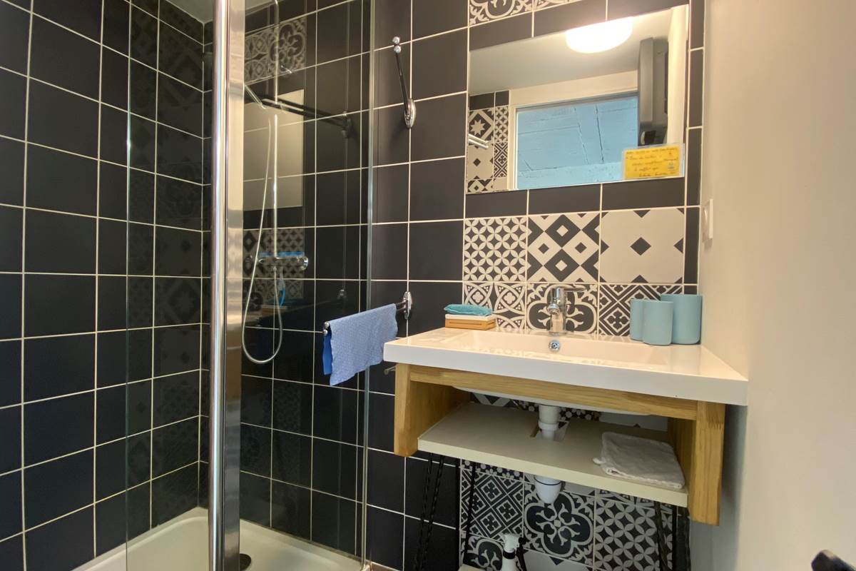 Salle de bain moderne avec douche à l’italienne : design et confort