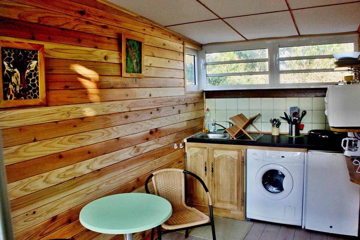 kitchenette-equipee-location-meublee-cazadodo-a-etang-sale-sud-reunion-974.jpg