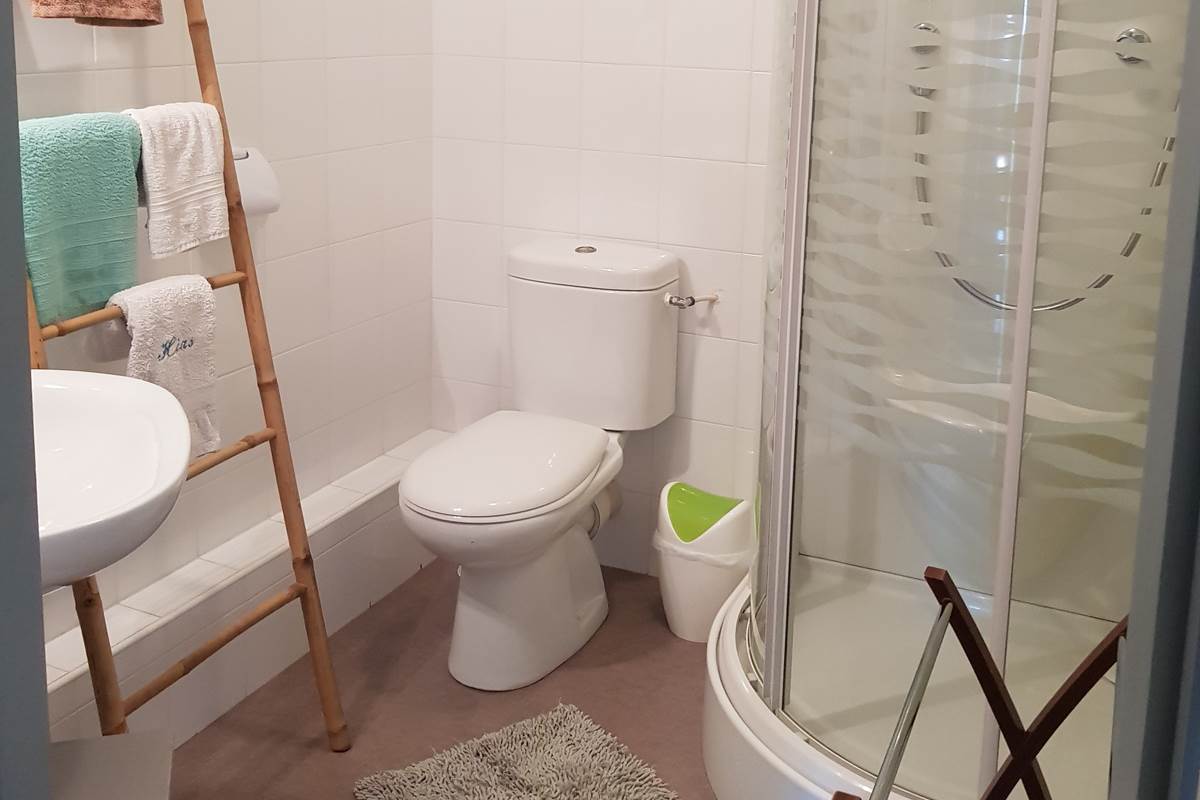 Salle d'eau et WC : chambre avec lit en 140