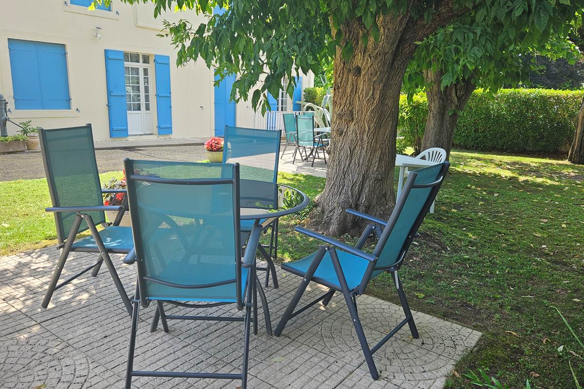 terrasses-20m2-tables-chaises-repas-exterieur-espace-clos-arbore-gite-chambres-hotes-le-fleix-port-sainte-foy