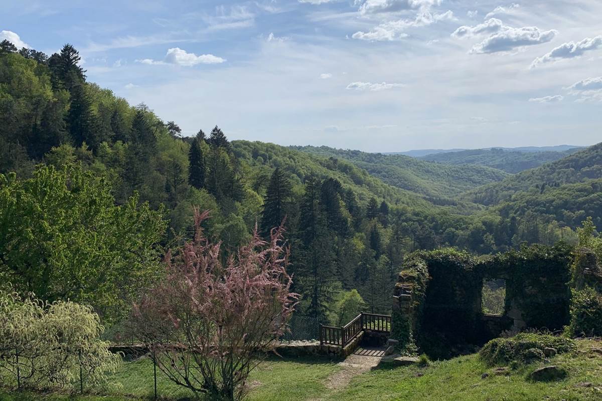 Montagnes et Vallée des Cascades au Printemps, depuis le "Jardin de la Cure", sous les Gîtes "Le Chant des Sources" à Gimel-les-Cascades (19).