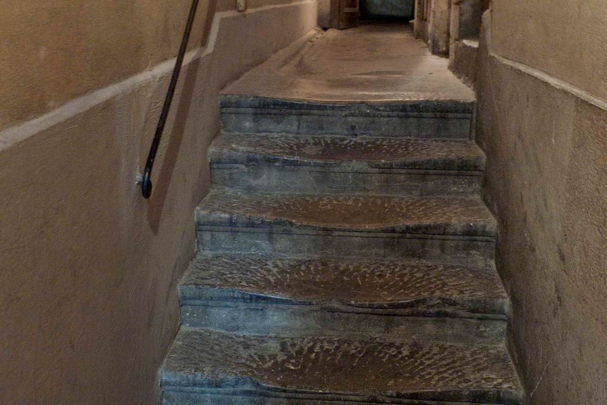 les premières marches dans l'immeuble datant de 1720.