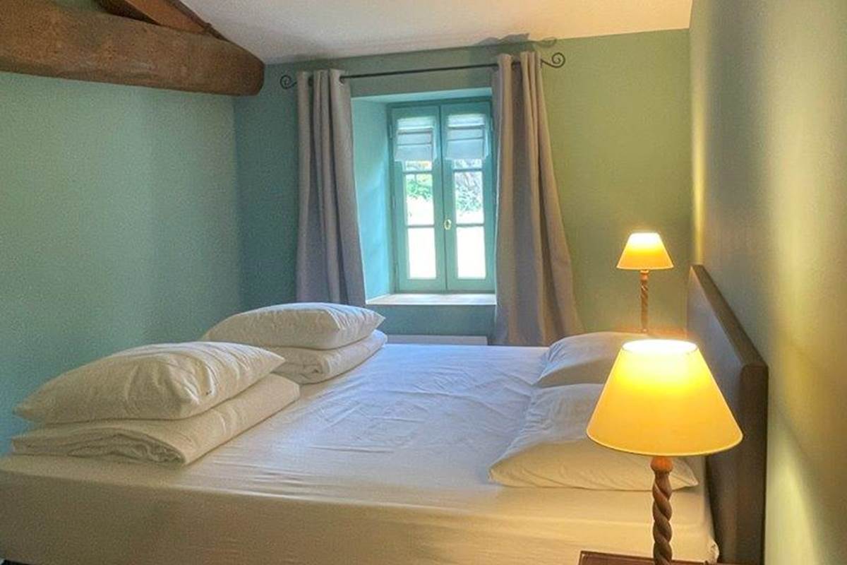 Chambre lit double, étage, salle de bain privative, vue jardin, vignoble, chambres d'hôtes