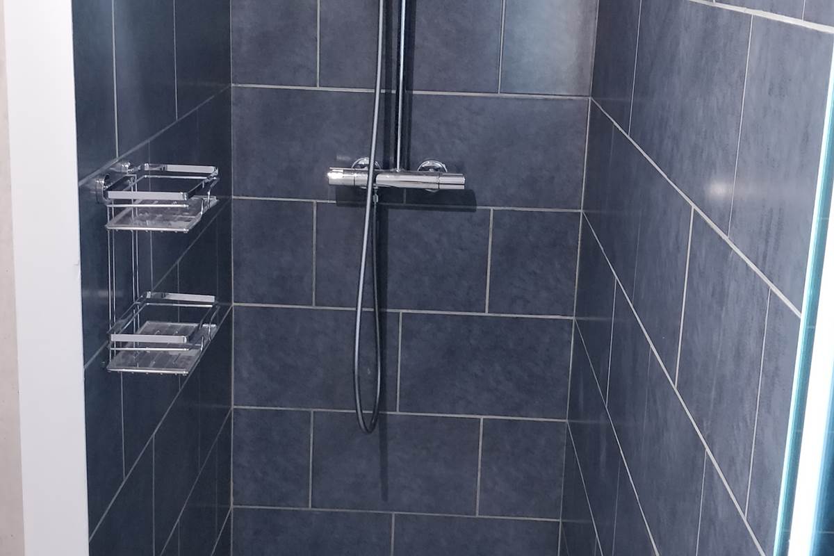 Douche italienne spacieuse et confortable