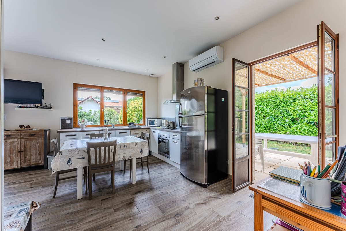 Cuine gîte 1 sortie terrasse