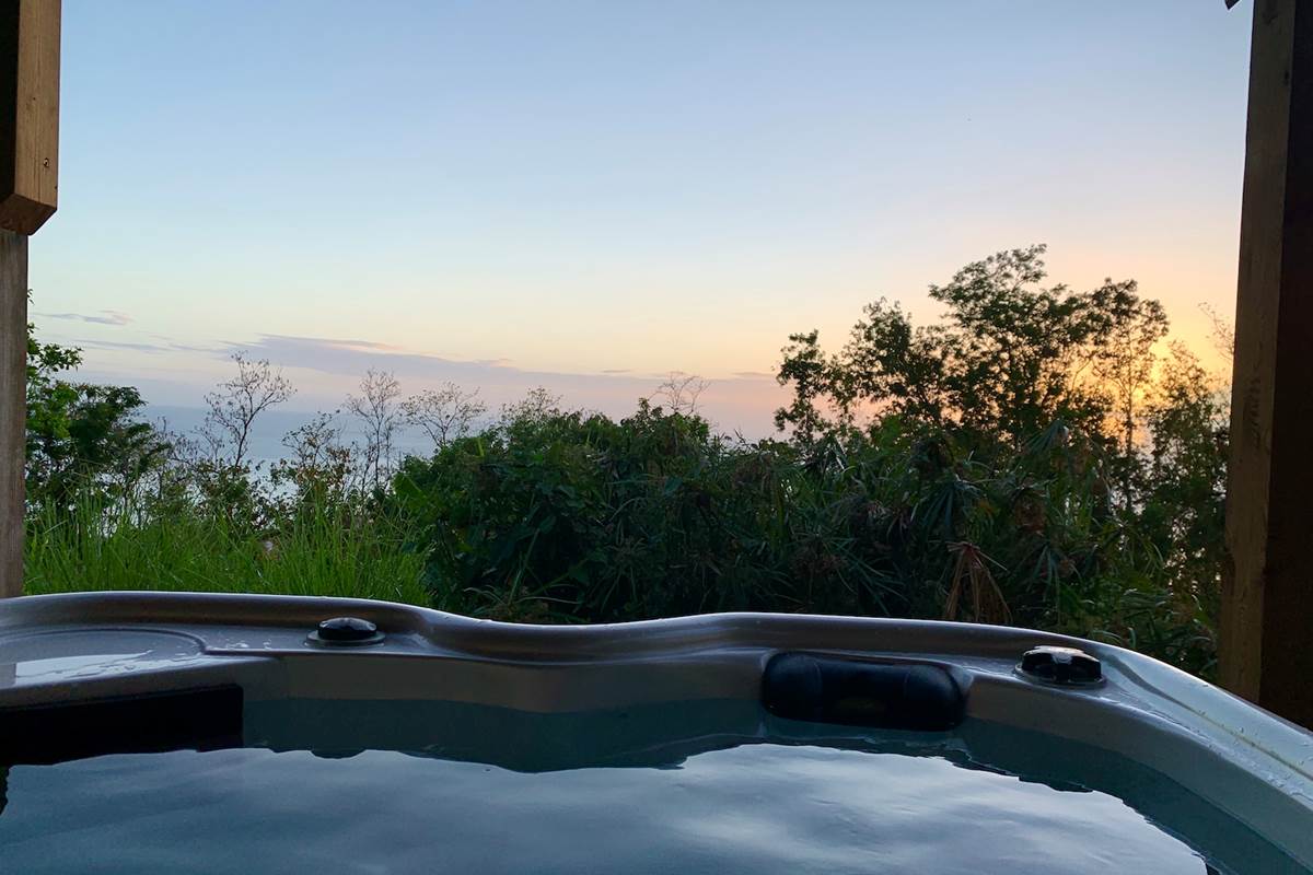 Profitez de couchers de soleil unique en sirotant votre ti-punch dans votre spa privatif