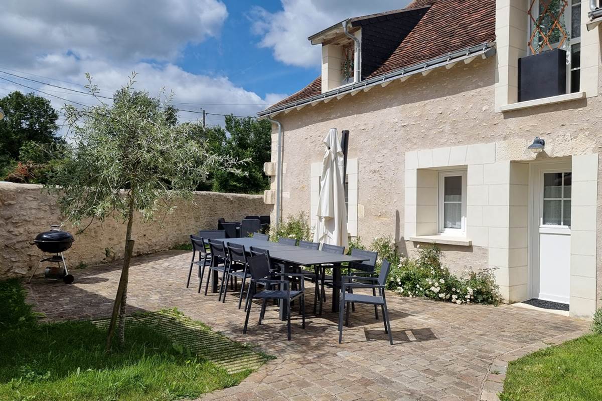 Terrasse pavee et dejeuner - Grange A Porteau du Domaine des Cyclamens