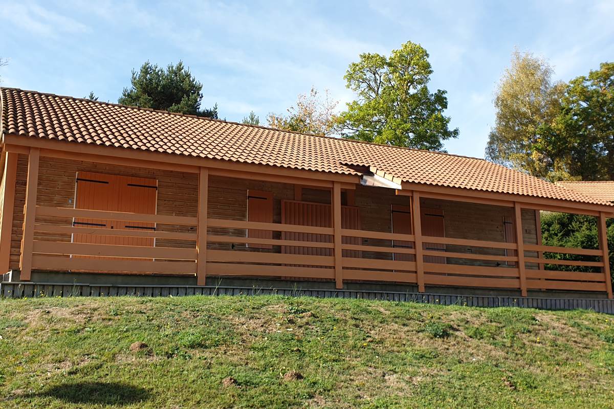 Chalets jumelés (12 couchages, 2 salles d'eau, 2 kitchenettes 1 terrasse commune double)