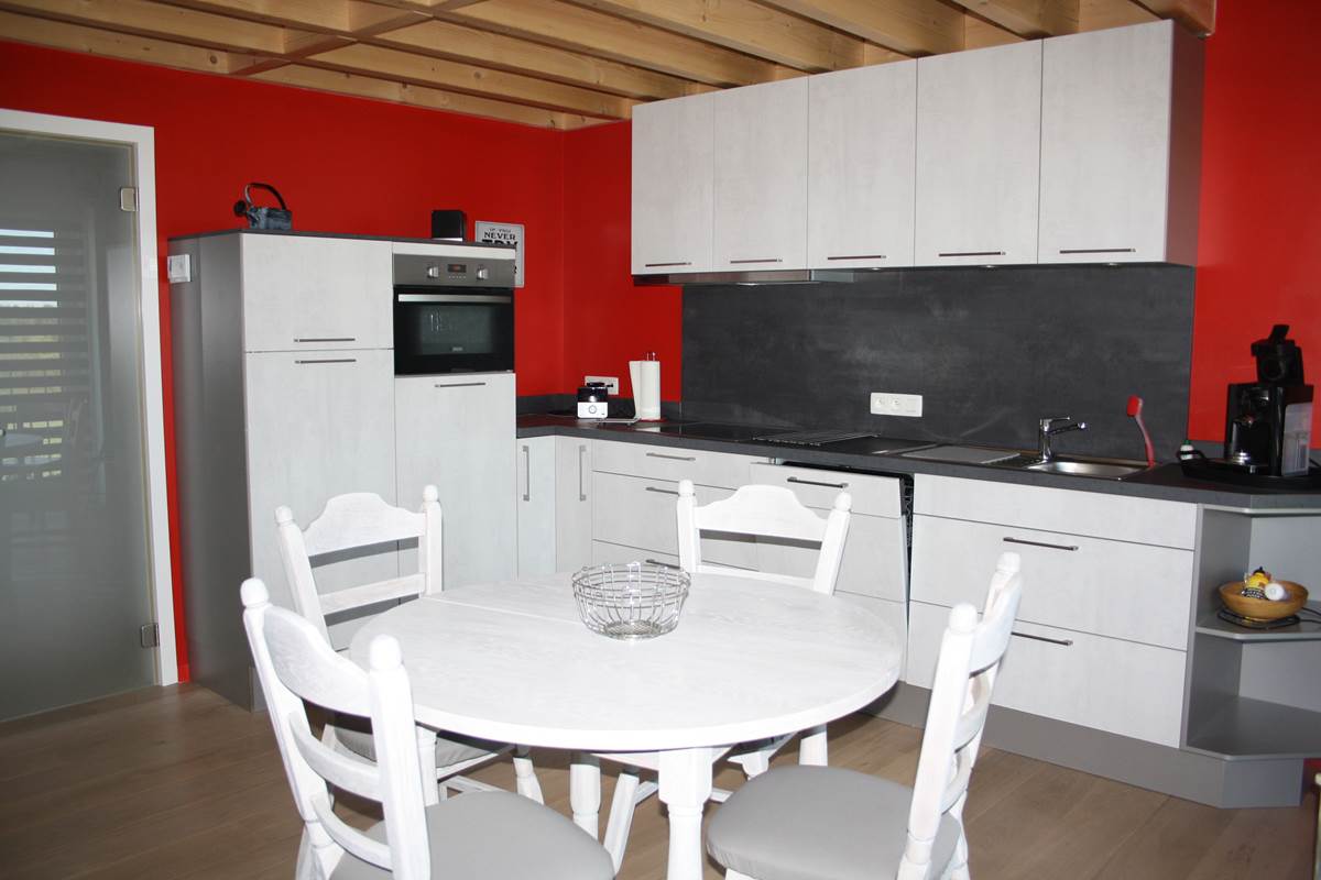 Cuisine gîte avec table et chaises cérusées