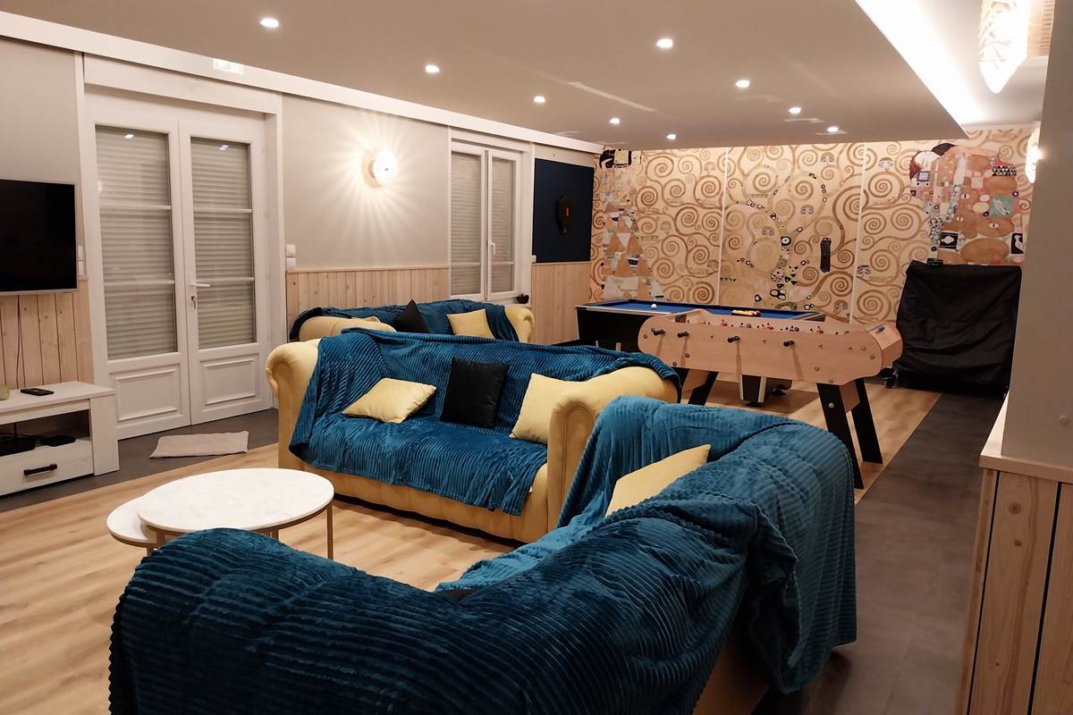 Vue depuis le coin salon : un espace chaleureux et spacieux, parfait pour se retrouver en famille dans notre gîte de groupe du Pas-de-Calais.